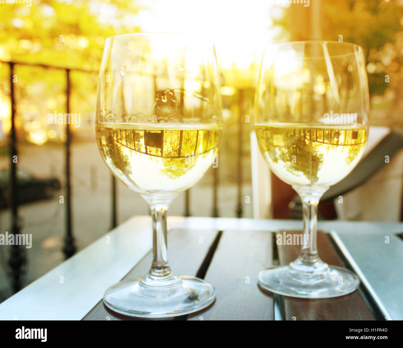 zwei Gläser Wein in der Sonne mit einem unscharfen Hintergrund Stockfoto