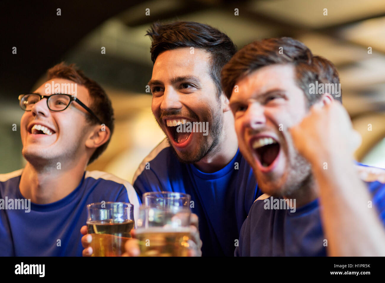 Fußball-Fans oder Freunde mit Bier an Sportbar Stockfoto