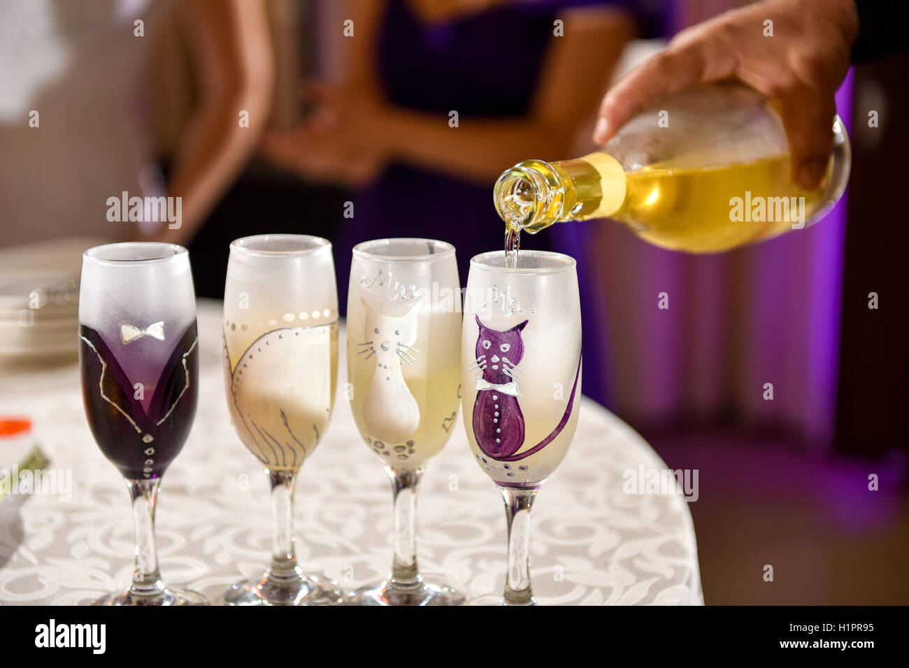 Hand-Mann gießt Champagner in Hochzeit Gläser Stockfoto