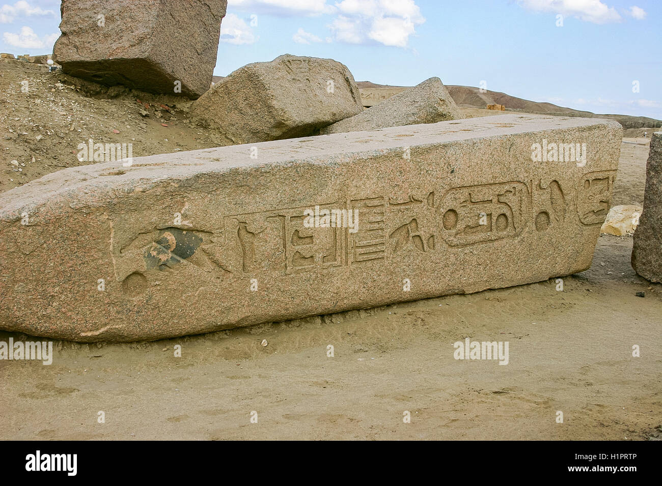 Ägypten, Nil-Delta, Tanis, ersten Pylon, Obelisk mit Kartuschen Ramses. Stockfoto