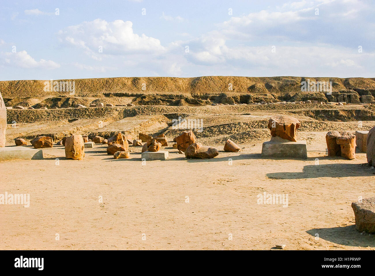 Ägypten, Nil-Delta, Tanis, Ausstellung von mehreren antiken Artefakten. Stockfoto