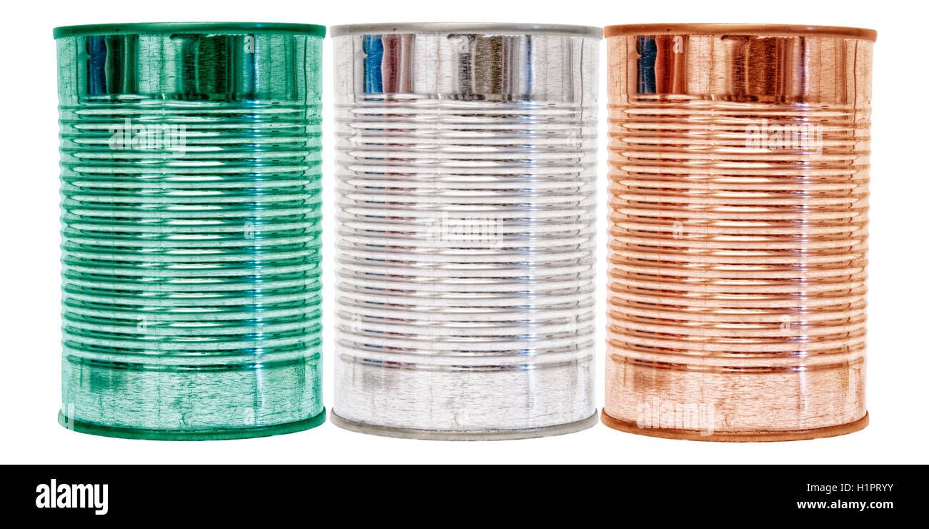 Drei Dosen mit der Flagge von Irland auf sie isoliert auf weißem Hintergrund. Stockfoto