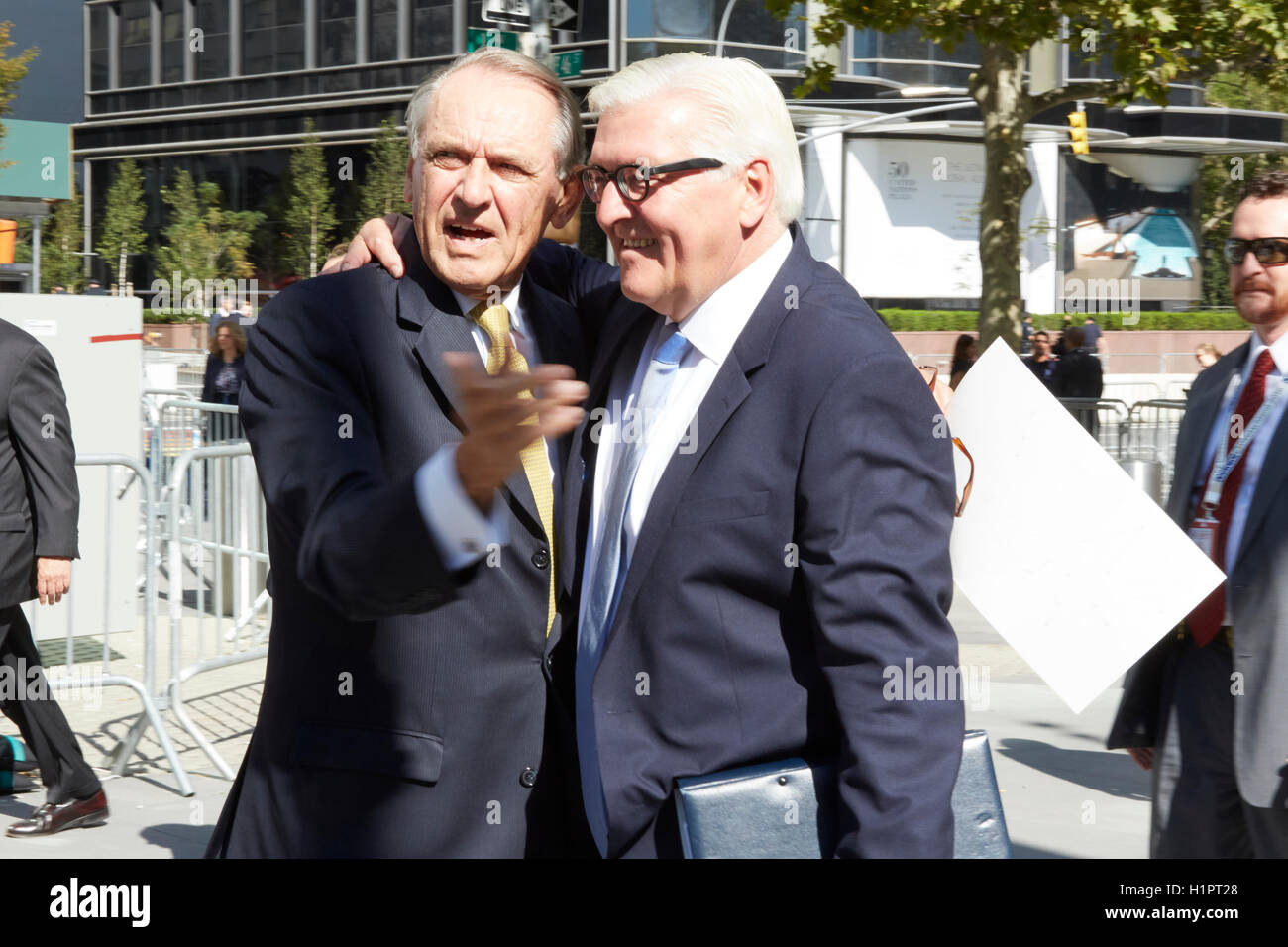 New York, Vereinigte Staaten von Amerika. 23. Sep, 2016. UN-Generalsekretär Jan Eliasson (L) und Frank-Walter Steinmeier, Foreign Minister, Germany (R). Vereinten Nationen zeigten Unterstützung für die UN-Helfer. Bildnachweis: Mark J Sullivan/Pacific Presse/Alamy Live-Nachrichten Stockfoto