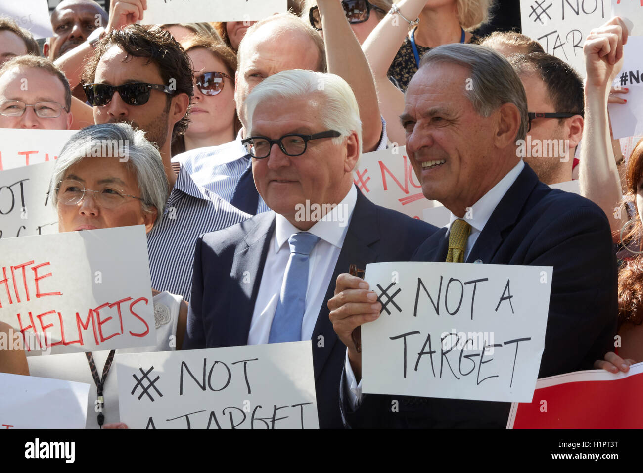 New York, Vereinigte Staaten von Amerika. 23. Sep, 2016. UN Deputy Secretary-General Jan Eliasson (R) und Frank-Walter Steinmeier, Außenminister, Deutschland (L). Vereinten Nationen zeigten Unterstützung für die UN-Helfer. Bildnachweis: Mark J Sullivan/Pacific Presse/Alamy Live-Nachrichten Stockfoto