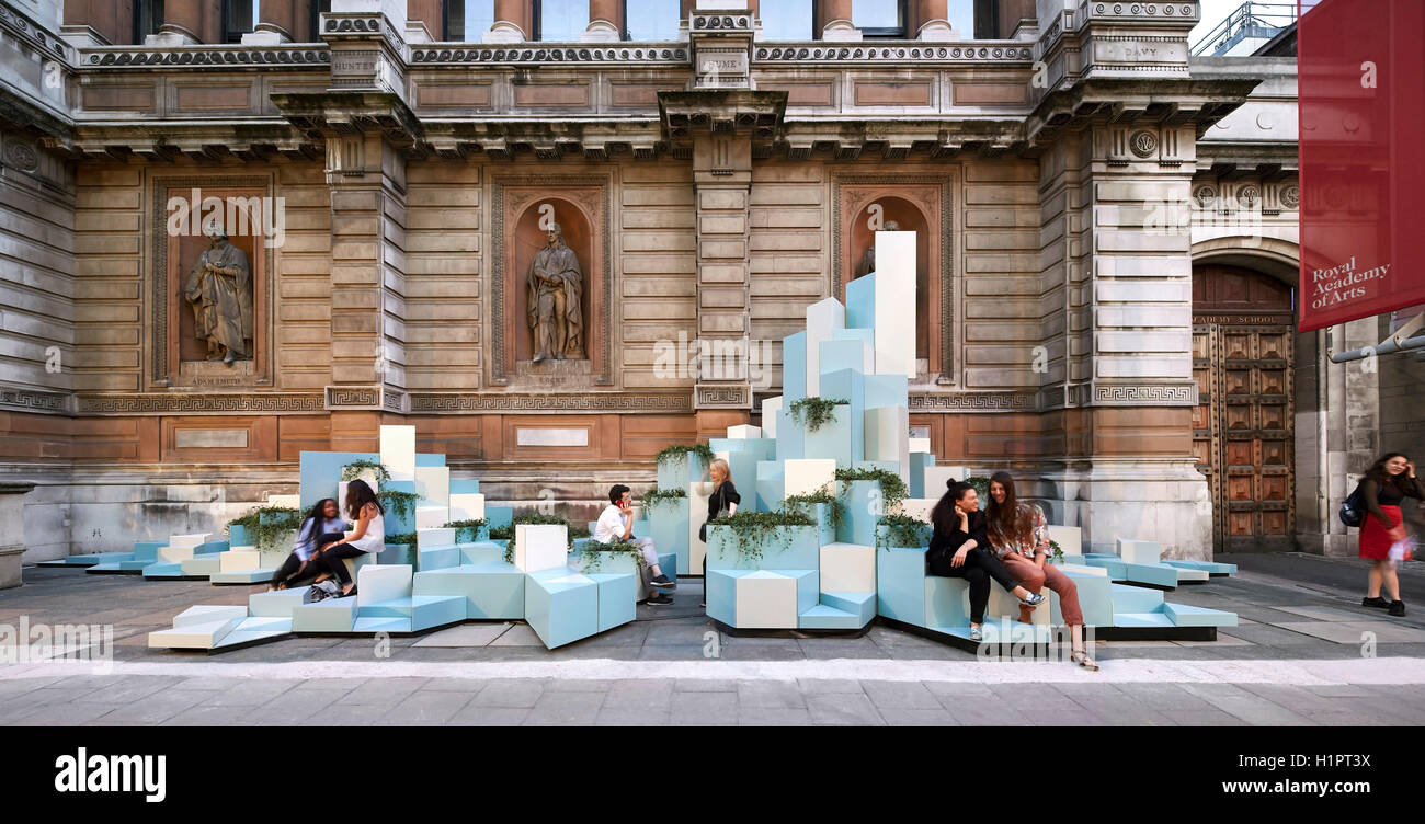 Innenhof mit Installation und Besucher. Unerwartete Hill, London, Vereinigtes Königreich. Architekt: SO? Architektur und Ideen, 2015. Stockfoto