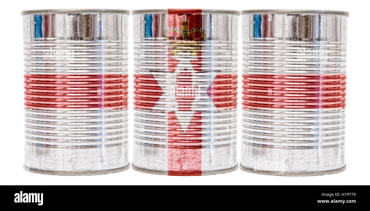 Drei Dosen mit der Flagge von Nordirland auf sie isoliert auf weißem Hintergrund. Stockfoto