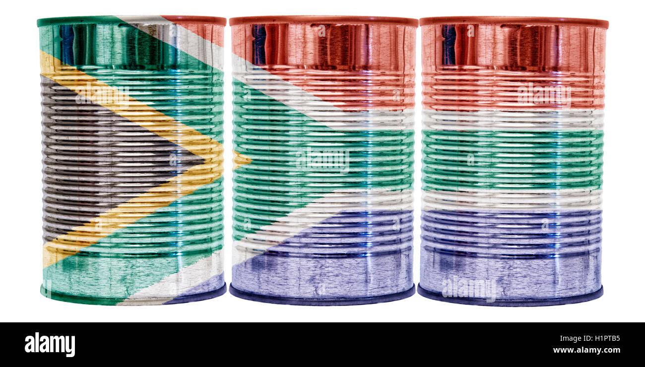 Drei Dosen mit der Flagge von Südafrika auf sie isoliert auf weißem Hintergrund. Stockfoto