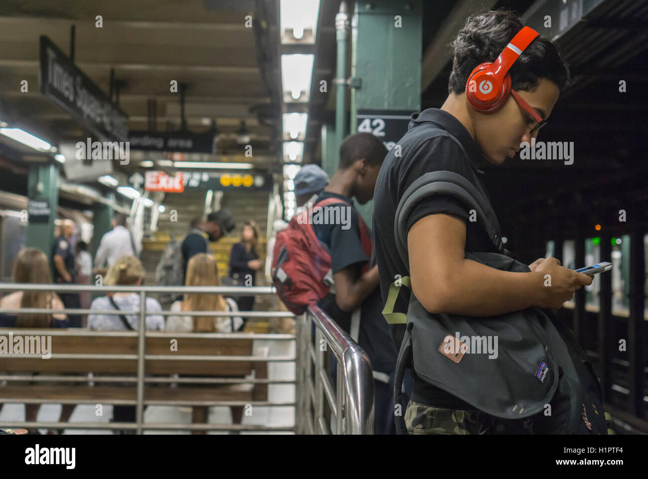 Ein abgelenkt Musikhörer trägt seine Beats by Dr. Dre in Ear-Kopfhörer auf einer u-Bahn-Plattform in New York auf Donnerstag, 22. September 2016. (© Richard B. Levine) Stockfoto