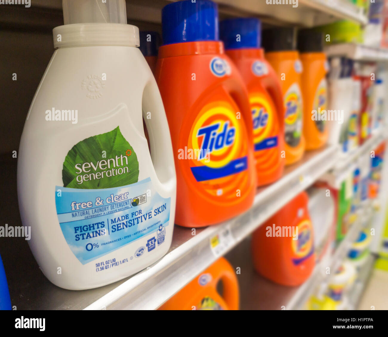 Siebte Generation Marke Waschmittel neben Marktführer Procter und Gamble  Tide auf einem Supermarktregal am Dienstag, 20. September 2016 in New York.  Unilever angekündigt, dass er zugestimmt hat, Vermont-basierte siebten  Generation, ein pflanzlicher