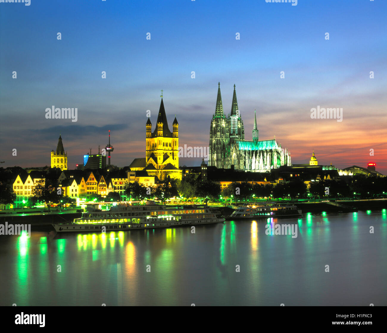 Kölner Skyline und Rhein in der Abenddämmerung, Nord Rhein Westfalen, Deutschland Stockfoto