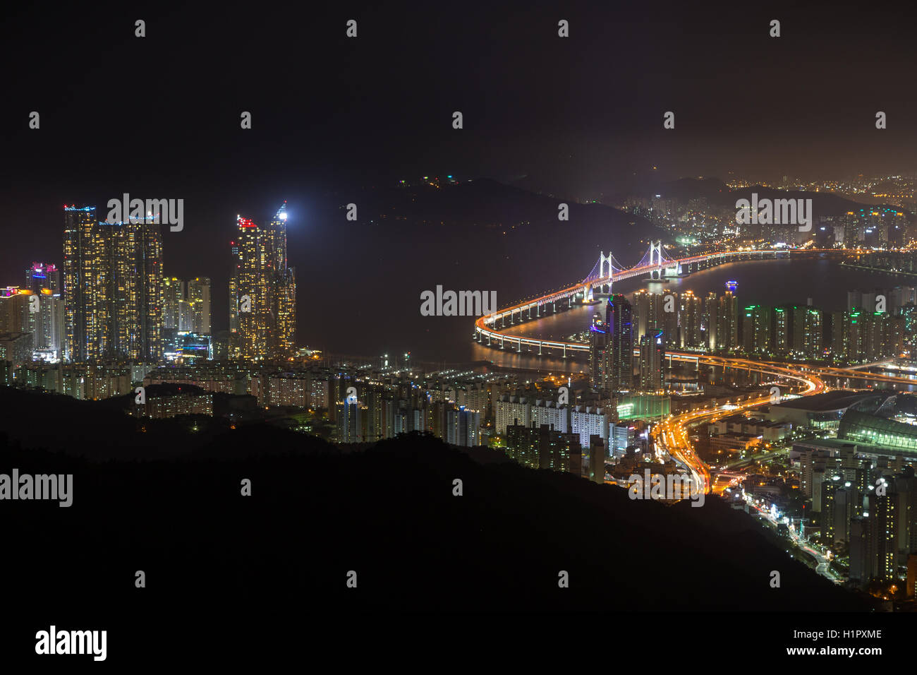 Blick auf Skyline von Busan in Südkorea von oben bei Nacht. Stockfoto