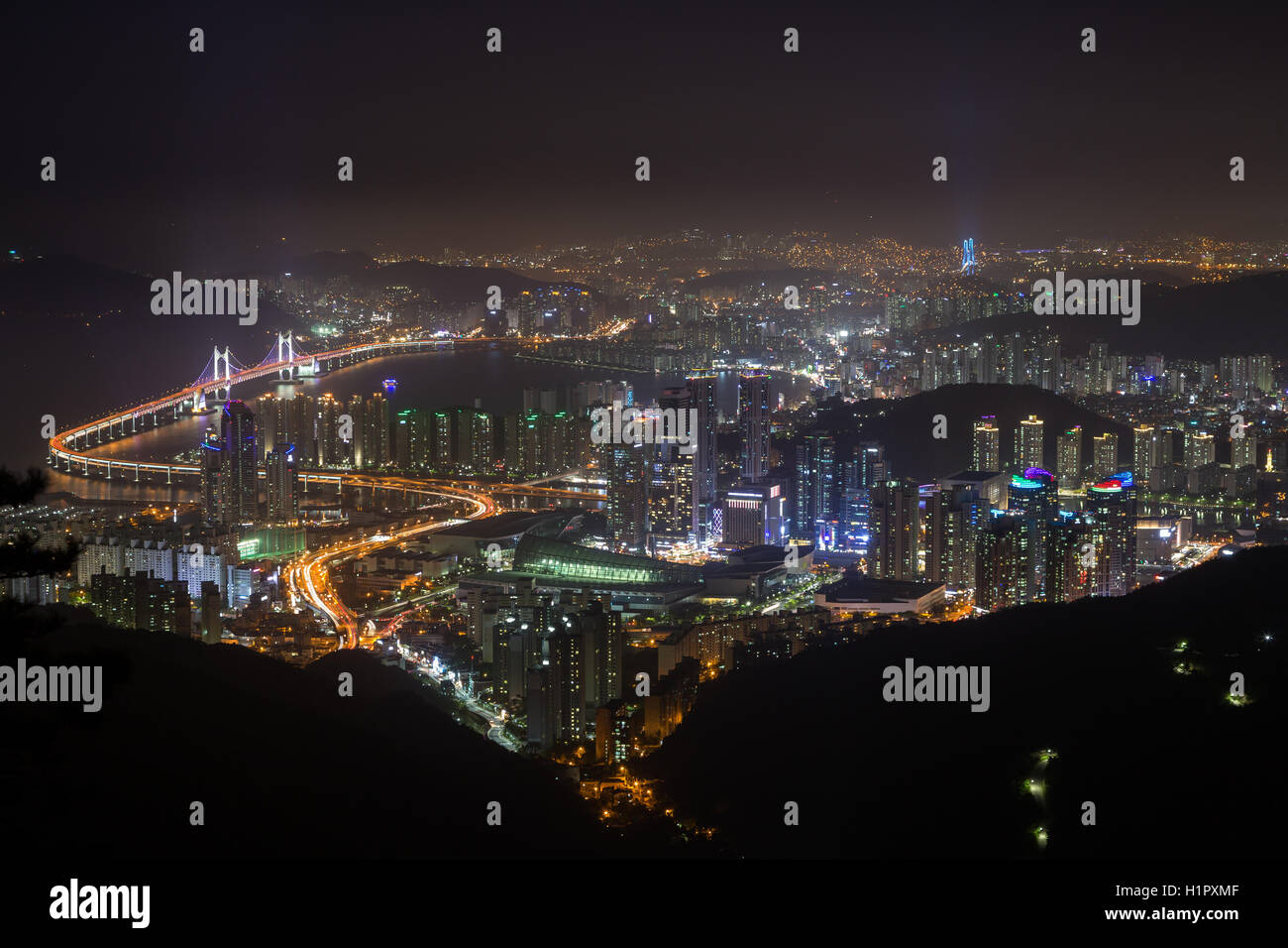 Blick auf Skyline von Busan in Südkorea von oben bei Nacht. Stockfoto
