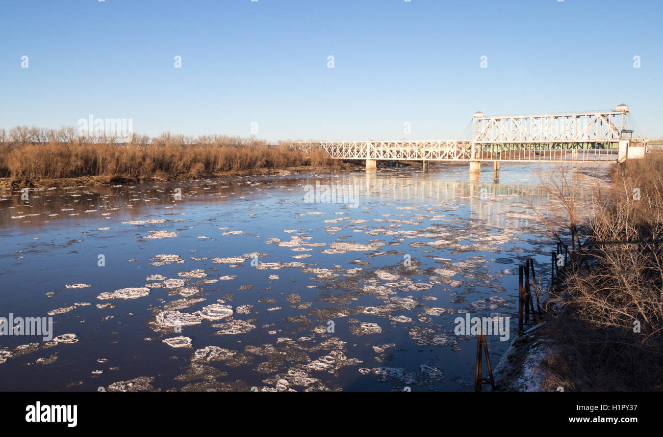 ASB-Brücke über einen gefrorenen Fluss Missouri Stockfoto