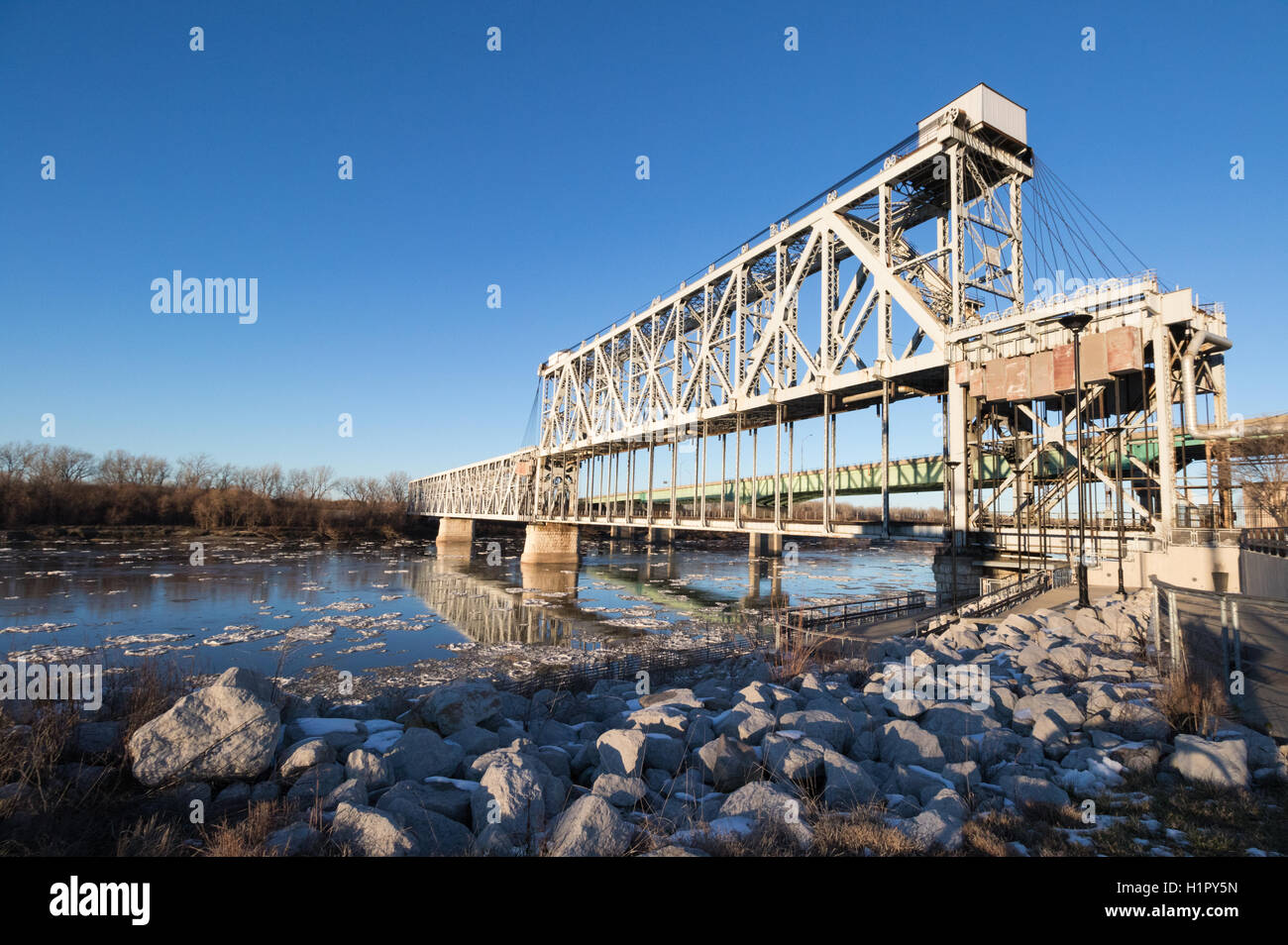 ASB-Brücke über einen gefrorenen Fluss Missouri Stockfoto