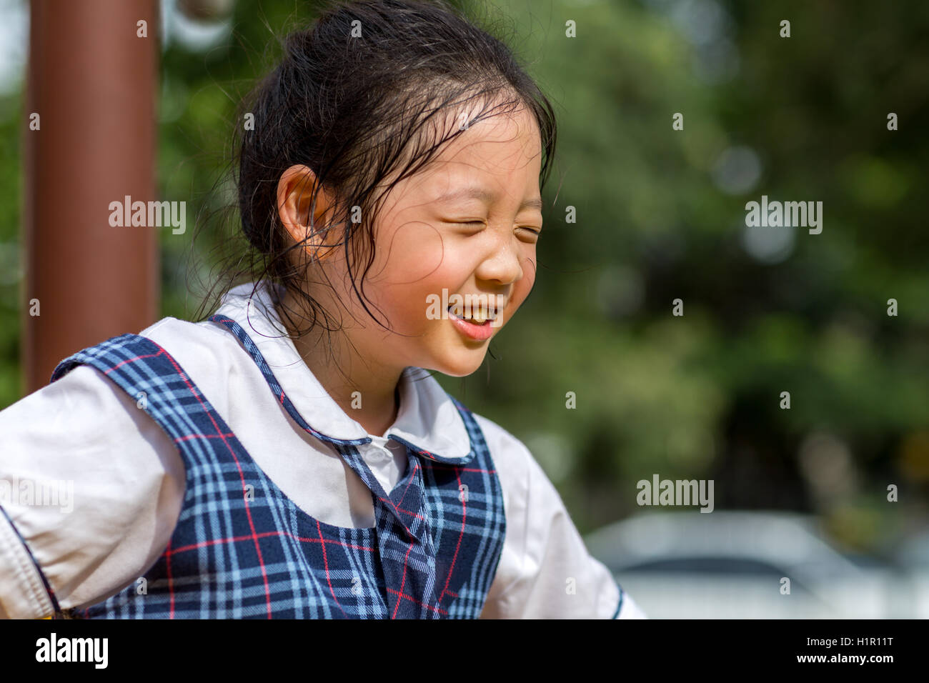 Gesichtsausdruck von super glücklich Mädchen während des Spielens. Stockfoto