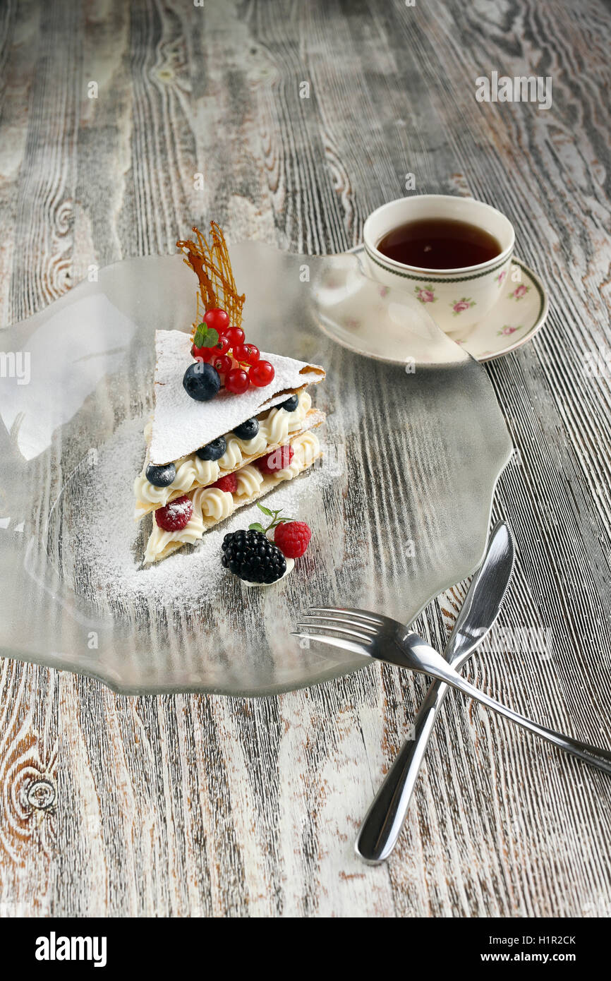 Kuchen-Millefeuille auf eine transparente Platte Stockfoto