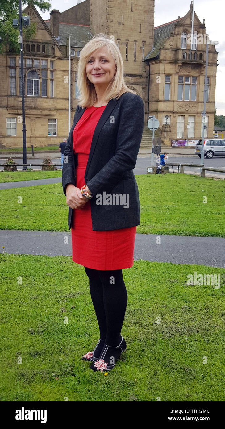 Ehemalige Coronation Street Schauspielerin und Labour Kandidat Tracy Brabin auf Wahlkampftour Nachwahl in Cleckheaton vor nächsten Monat Batley und Spen Nachwahl. Stockfoto