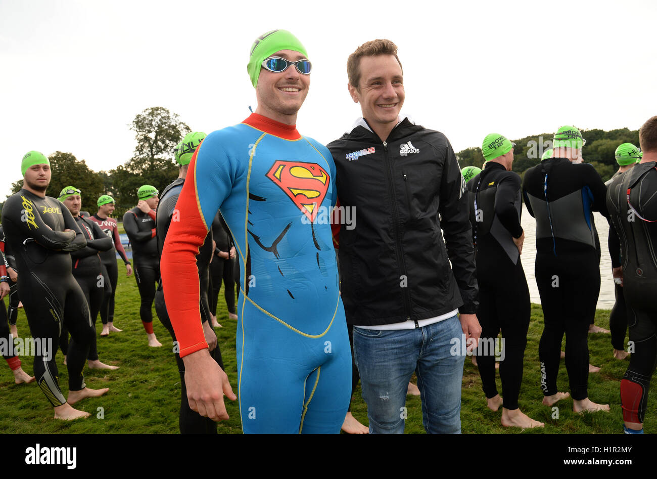 Alistair Brownlee trifft Konkurrent, die George Moffatt aus Wensleydale  Surfanzug Superman vor dem Schwimmen während der Brownlee-Triathlon in  Harewood House, Leeds gekleidet Stockfotografie - Alamy