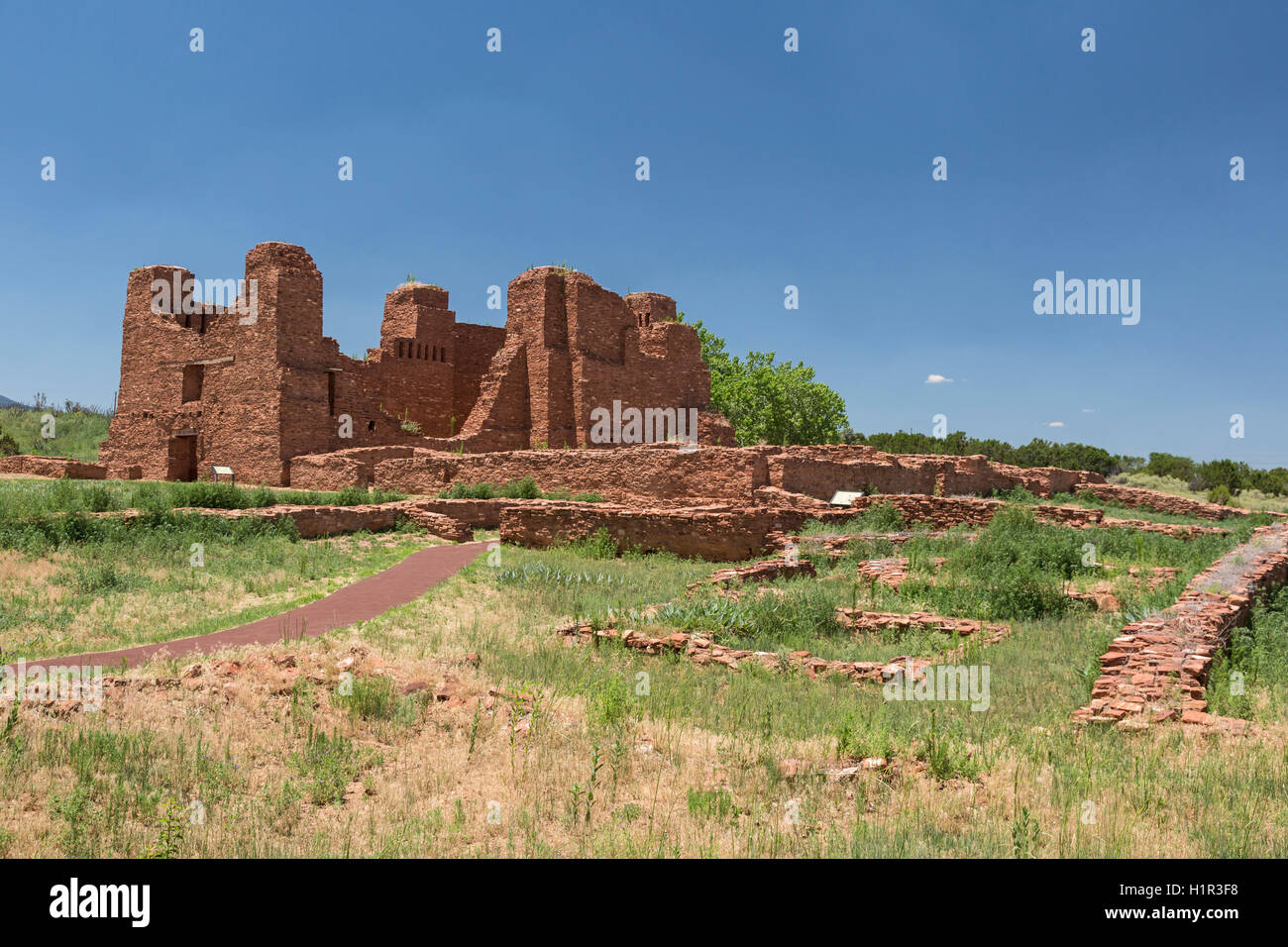 Punta de Agua, New-Mexico - die spanische Kirche bei den Quarai Ruins in Salinas Pueblo Missionen National Monument. Stockfoto