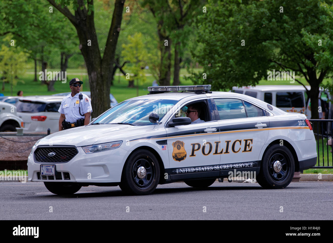 Washington D.C., USA - 3. Mai 2015: Polizeiauto und Polizei wurden in Washington D.C. fotografiert Sie repräsentieren die Strafverfolgungsbehörde, Metropolitan Police Department des District Of Columbia. Stockfoto