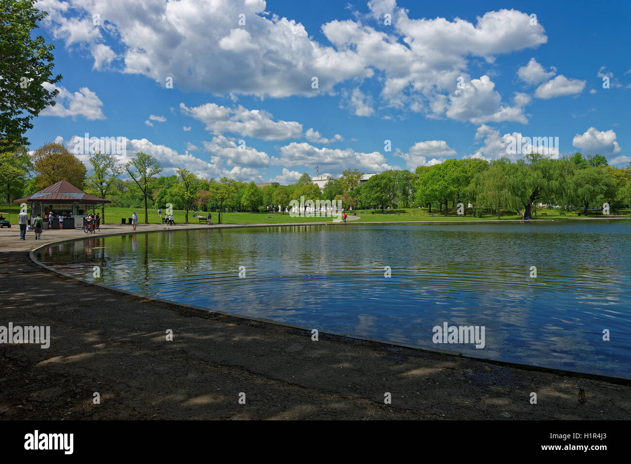 Washington D.C., USA - 2. Mai 2015: Menschen genießen Sie einen schönen Tag in den Gärten der Verfassung. Es liegt in der Nähe der National Mall. Verfassung Gärten begrüßt jedes Jahr Millionen von Menschen. Stockfoto