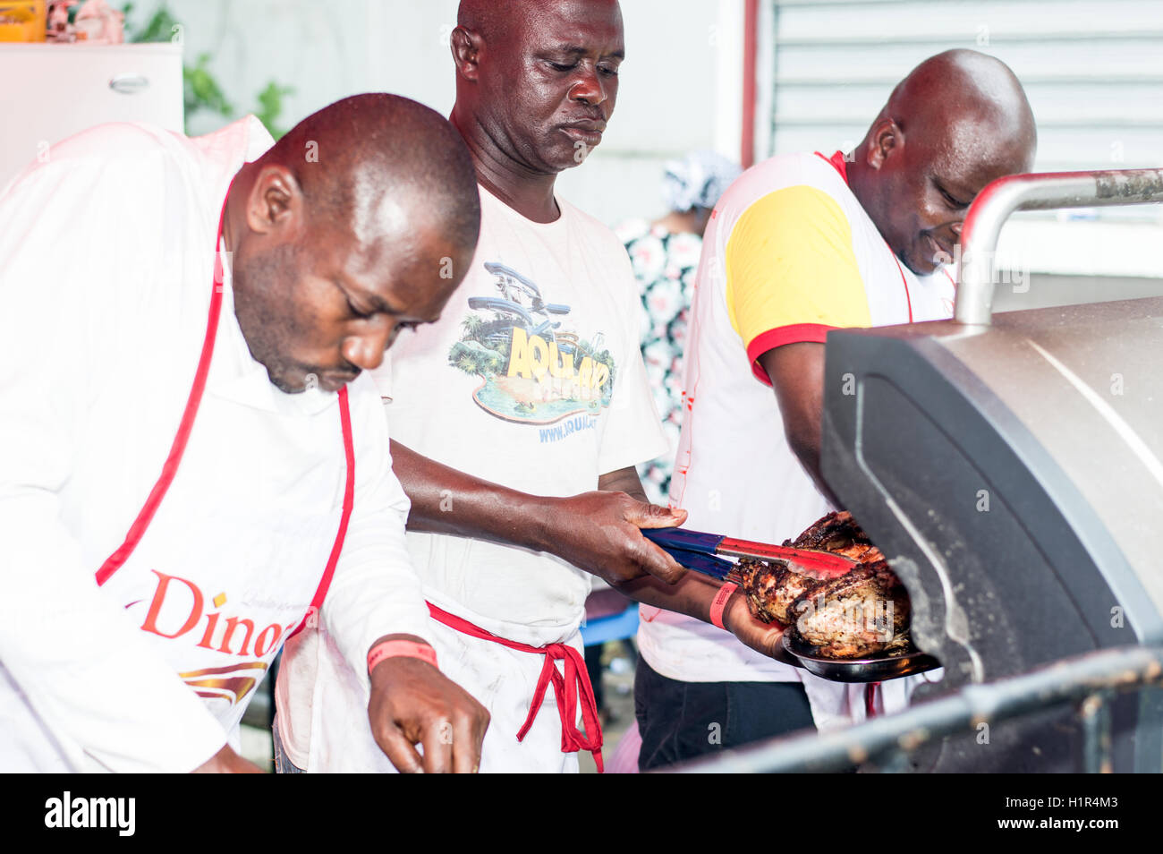 Abidjan, Elfenbeinküste, 11. September 2016: Grill-Festival von Abidjan, kocht drei braisent Hühner für Festivalbesucher. Stockfoto
