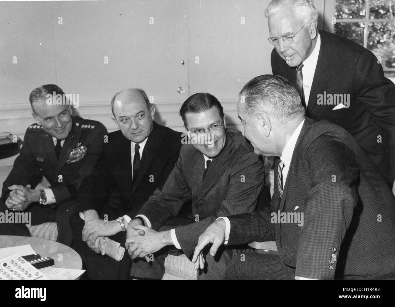 US-Verteidigungsminister Robert McNamara (Mitte) berichtet Präsident Lyndon Johnson (sitzend, rechts) nach einer Umfrage vor Ort die Situation in der Republik Vietnam. Auf der linken Seite sind General Maxwell E. Taylor, Vorsitzender der Joint Chiefs Of Staff der McNamara auf die Umfrage-Reise begleitete. und Außenminister Dean Rusk. CIA-Direktor John McCone steht. Stockfoto