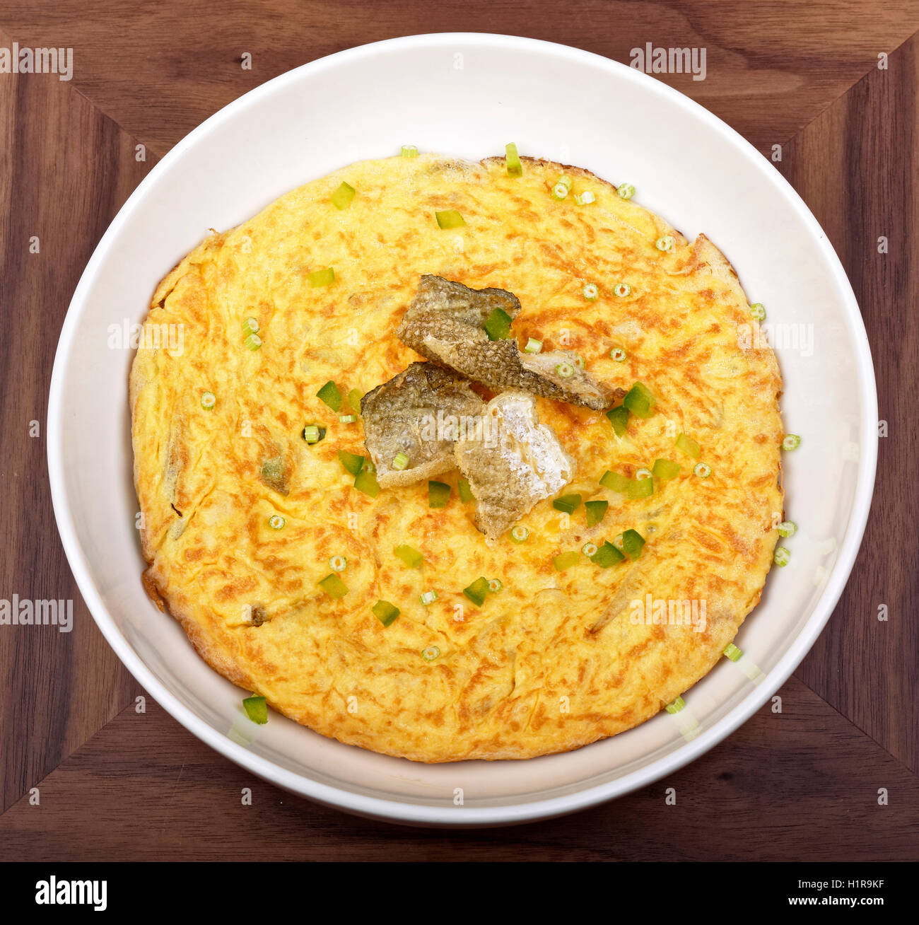 Kartoffeltortilla mit Kabeljau. Stockfoto