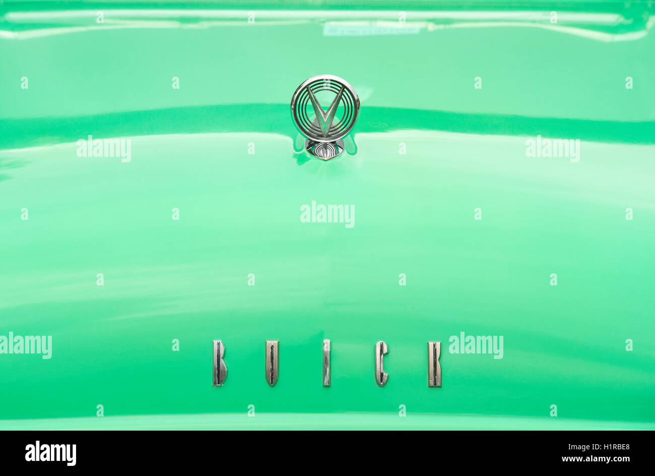 1955 Buick Roadmaster Kühlerfigur und Abzeichen. Klassische amerikanische 50er Jahre Auto Stockfoto