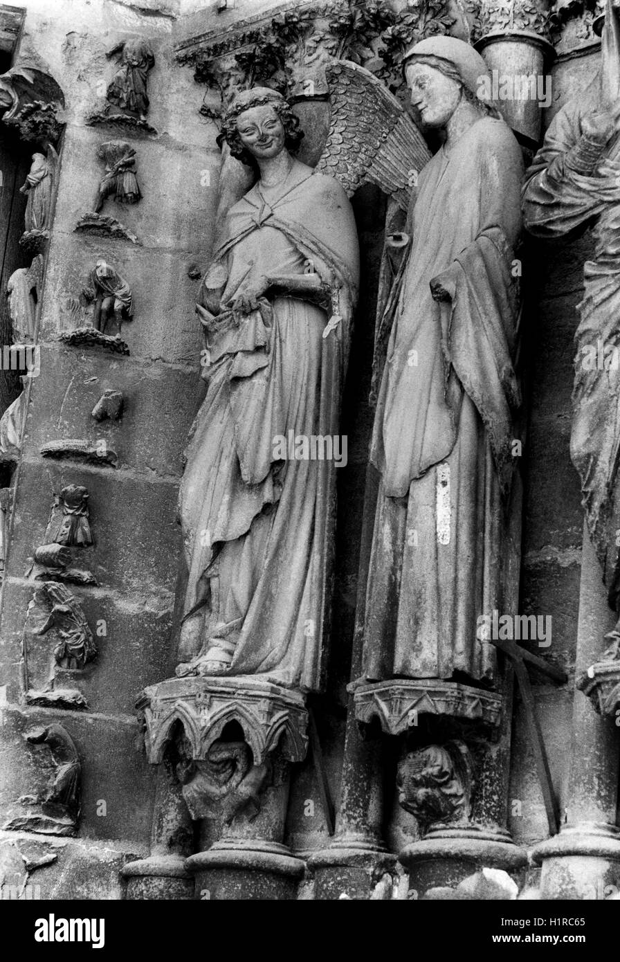 Die lachenden Madonna eine religiöse Skulptur am Eingang der Kathedrale von Reims Stockfoto