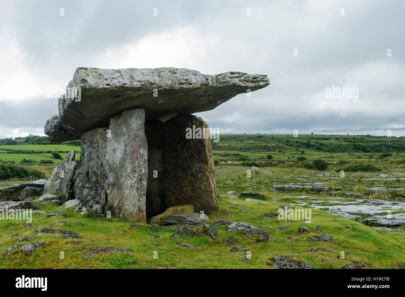 Poulnabrone Dolmen, altes Portal Grab im Burren, County Clare, Irland, Europa Stockfoto