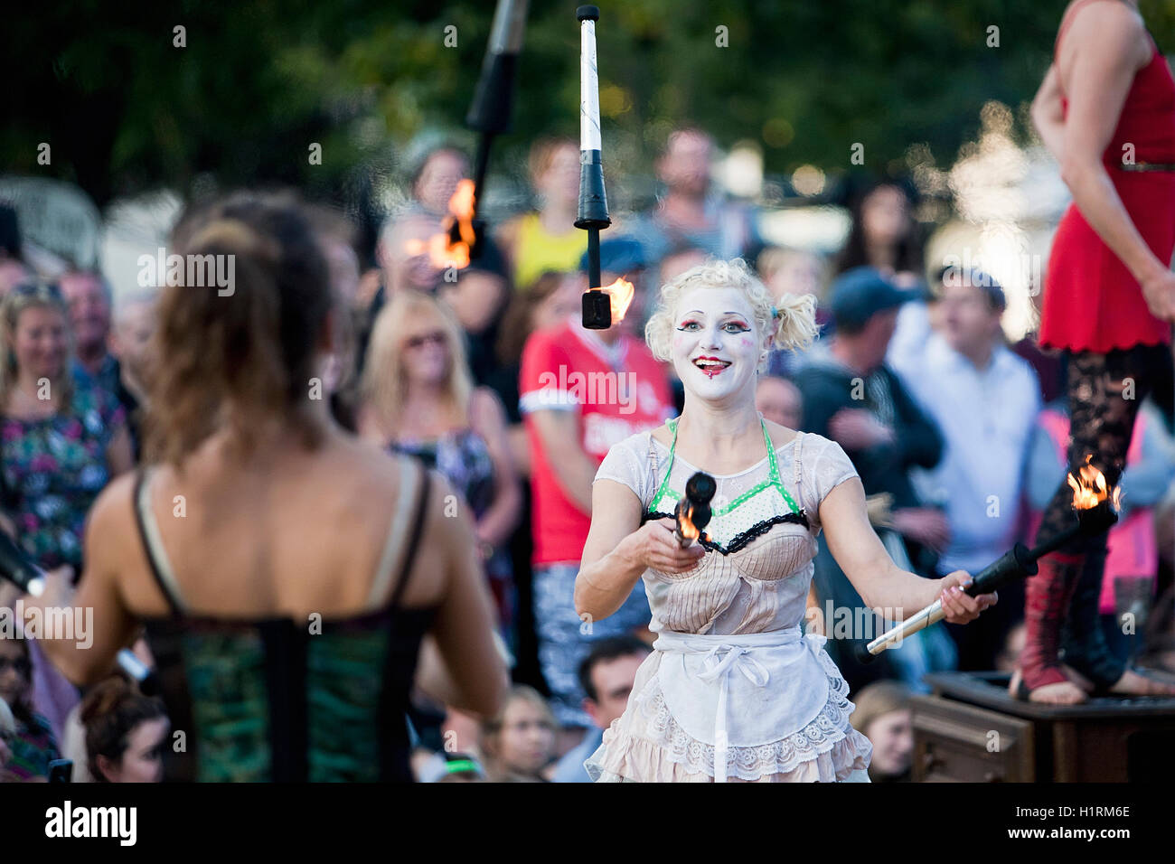 Feuer Balanceakt von Le Cirque du Platzak bei Great Yarmouth Out There Festival im Jahr 2015. Stockfoto