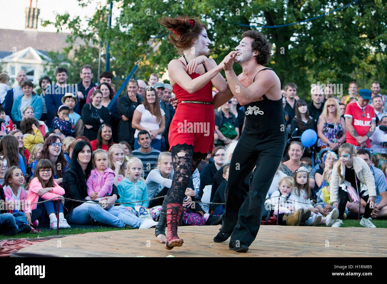 Le Cirque du Platzak, ein Kollektiv von Zirkusartisten und Musikern bei Great Yarmouth Out There Festival. Stockfoto