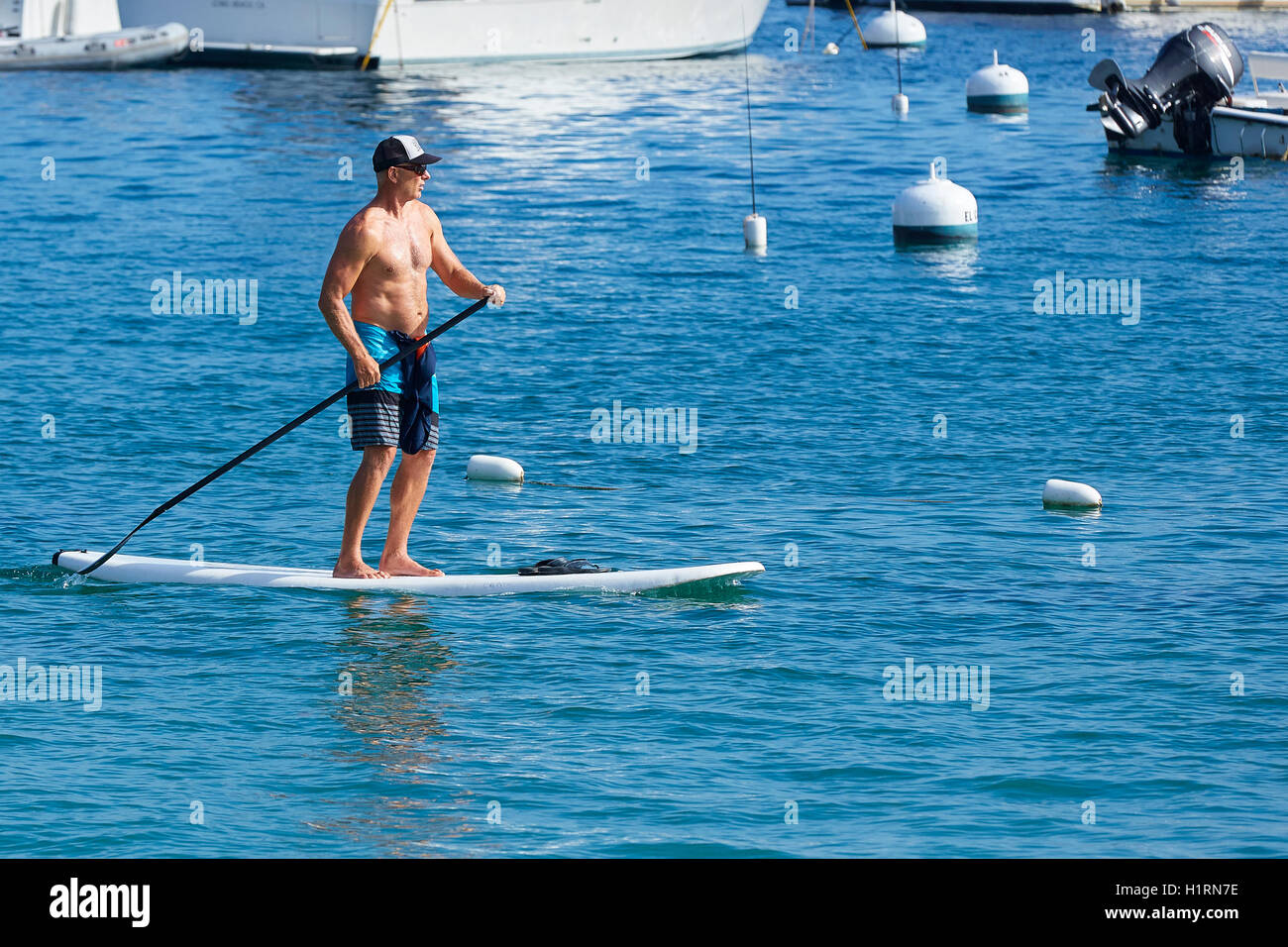 Mann auf Paddle Board im Hafen von Avalon, Santa Catalina Island, Kalifornien. Stockfoto