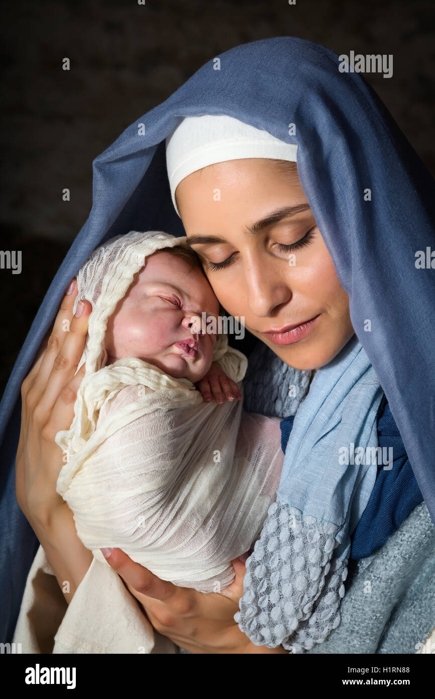 Mit authentischen Kostümen spielen Live Weihnachtskrippe in einer alten Scheune - Reenactment.  Das Baby ist eine Puppe (Eigenschaft freigegeben) Stockfoto