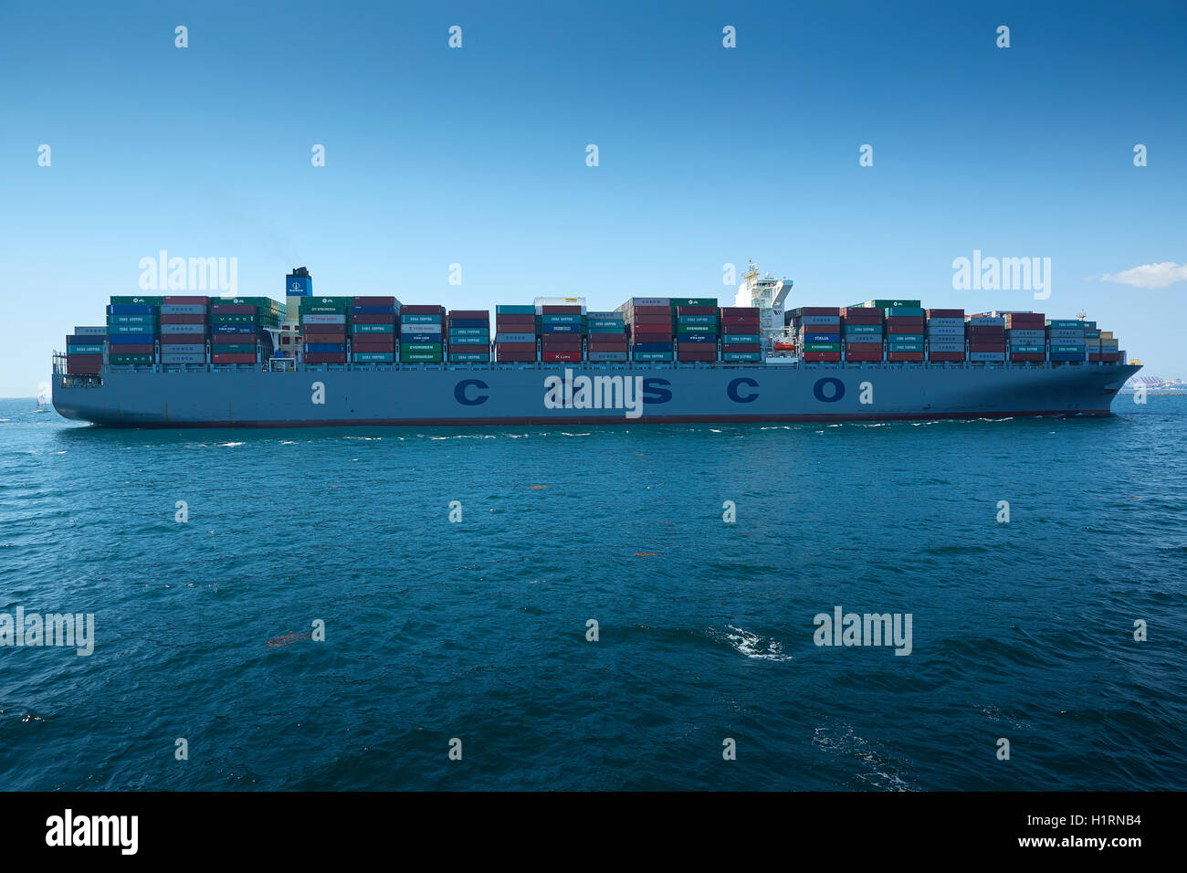 COSCO Container schiff, COSCO VERMÖGEN, in den Hafen von Long Beach, Kalifornien, USA. Stockfoto