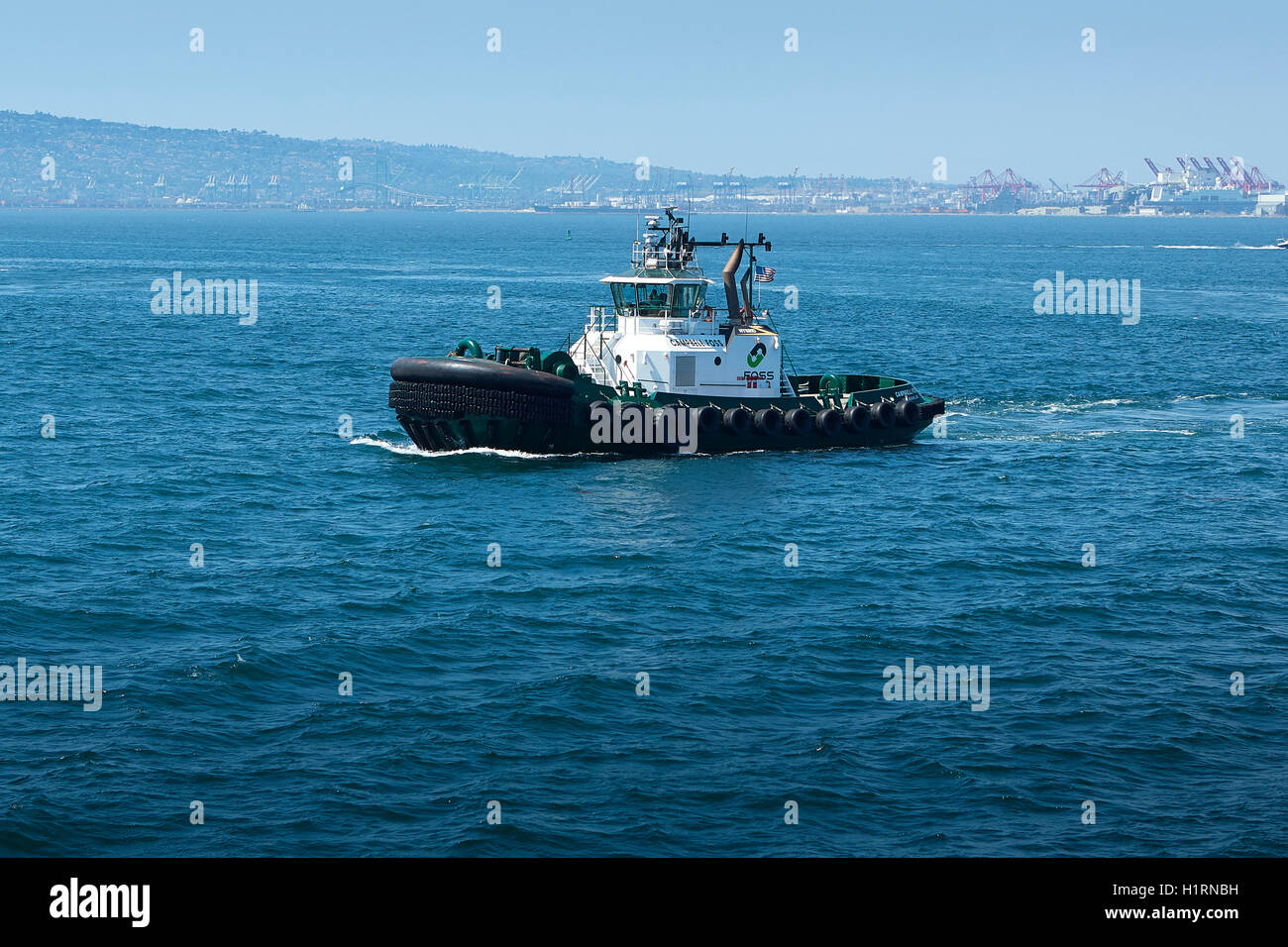 Die Foss Maritime Services Traktor Schlepper, Campbell Foss, langen Strand, Hafen und die cosco Vermögen in Port, Kalifornien, USA Escort. Stockfoto