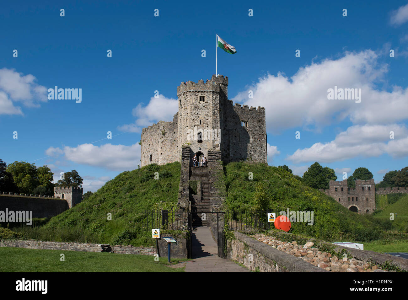 Cardiff Castle halten Sie an einem warmen sonnigen Tag mit blauem Himmel. Stockfoto