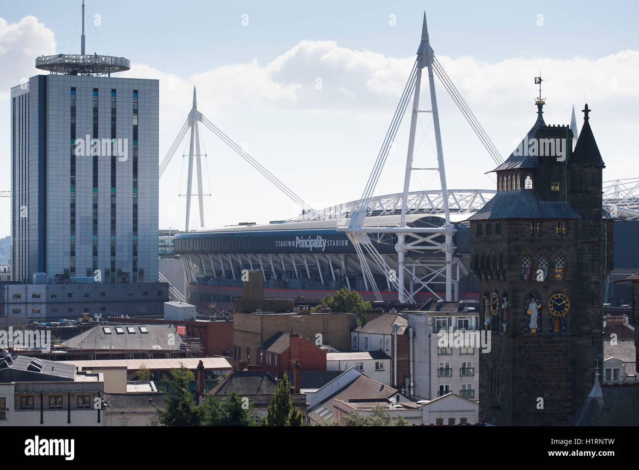 Das Fürstentum Stadium in Cardiff, Südwales gesehen von Cardiff Castle. Stockfoto