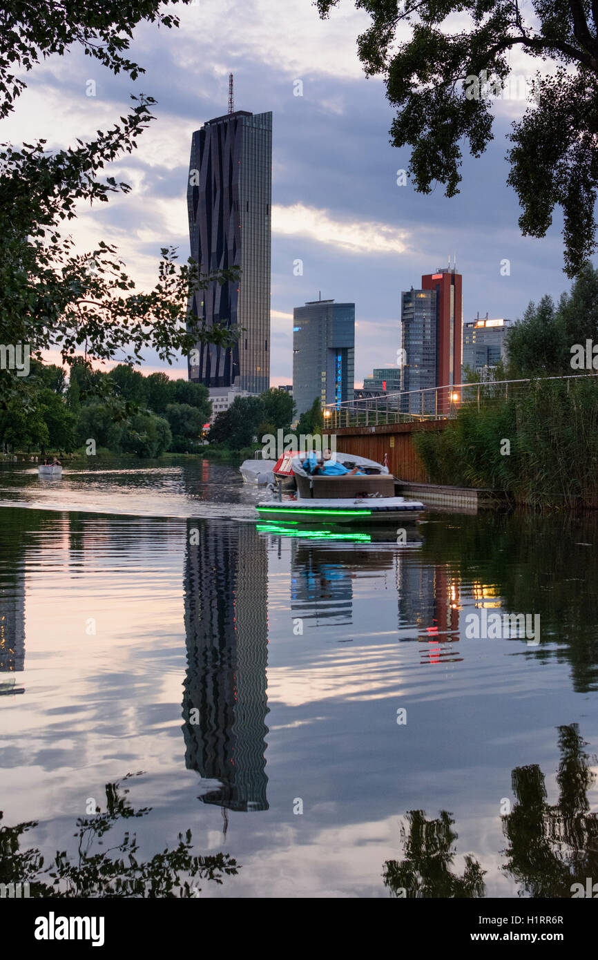 Wien, Wien: Boot Boote am See Kaiserwasser, DC Tower 1, 22., Wien, Österreich Stockfoto