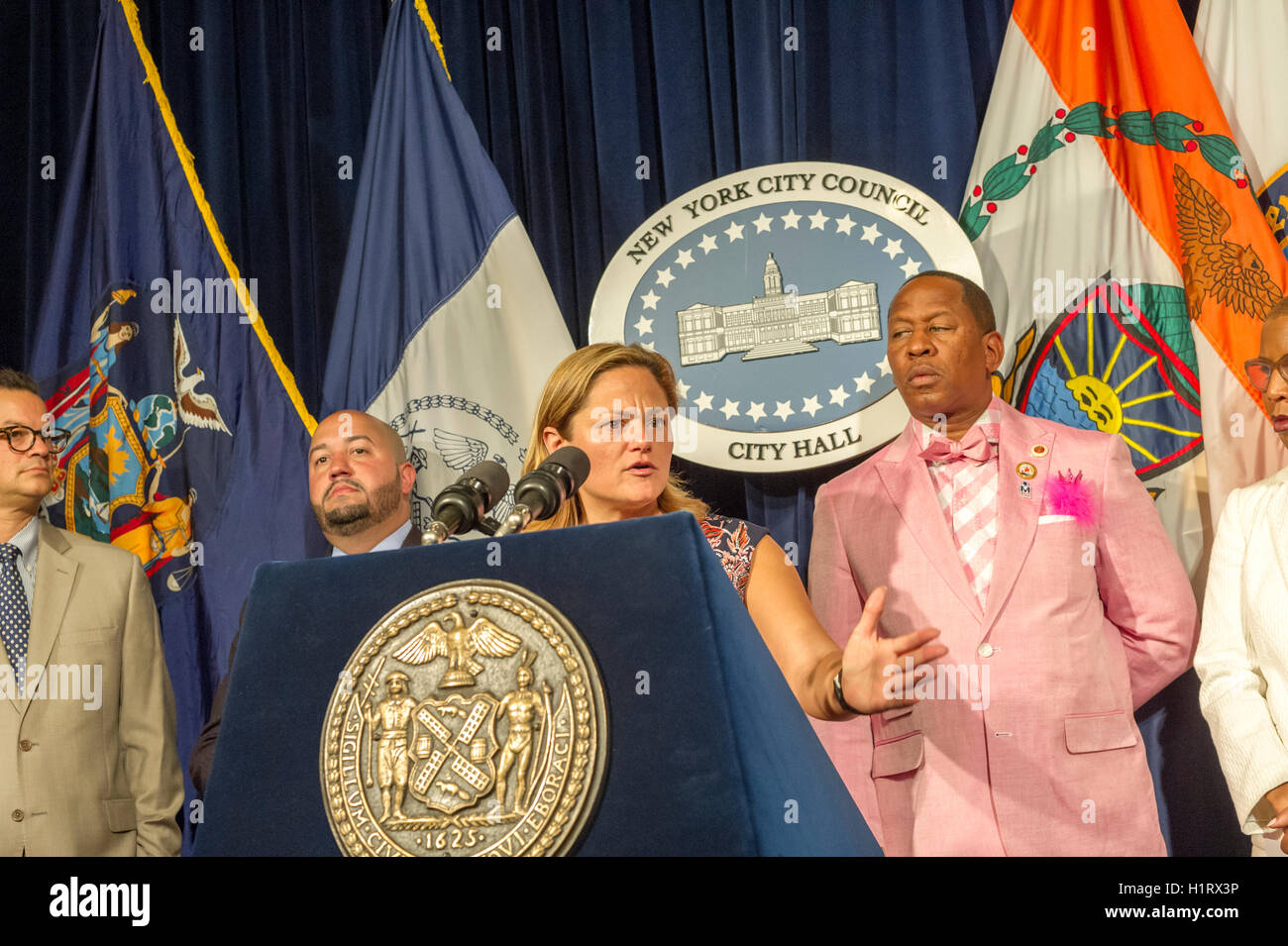 New York City Rat Lautsprecher Melissa Mark-Viverto und Mitglieder der New Yorker Stadtrat halten eine Pressekonferenz in der Red Room von NY City Hall über ausstehende Rechtsvorschriften einschließlich der Minderheit und Women-Owned Business Enterprise Gesetzgebung, Hate Crime, Sex Vergehen häuslicher Gewalt Berichterstattung Gesetzgebung, Fahrrad Zugänglichkeit Gesetzgebung und Fußgänger Vorfahrt Gesetzgebung auf Mittwoch, 14. September 2016. (© Frances M. Roberts) Stockfoto