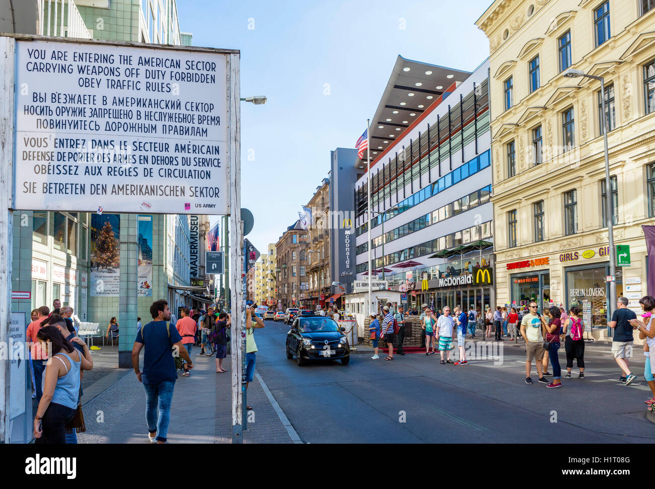 Touristen auf dem Gelände des Checkpoint Charlie, Berlin, Deutschland Stockfoto