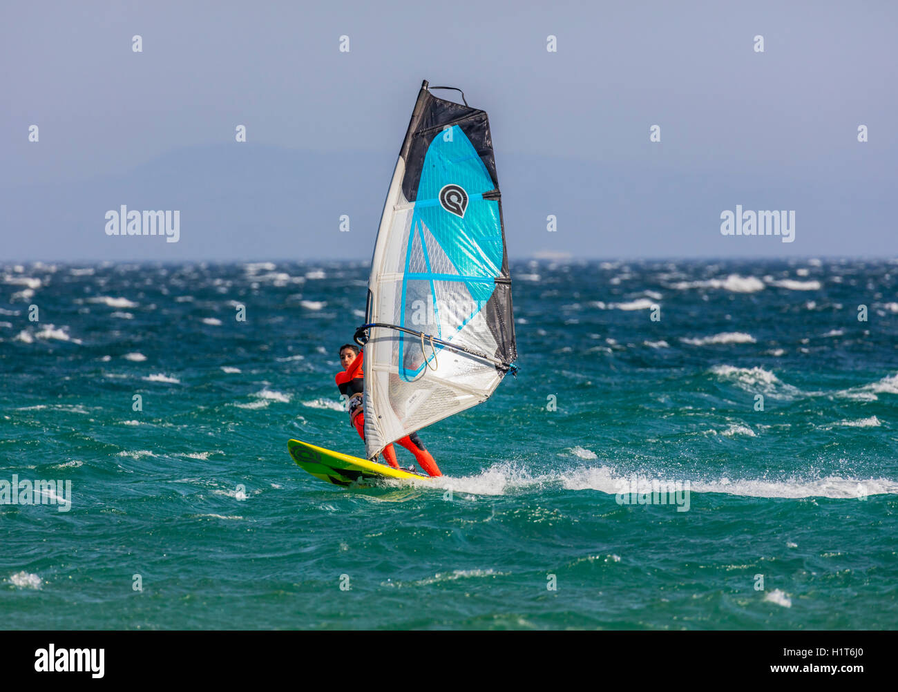 Tarifa, Costa De La Luz, Provinz Cadiz, Andalusien, Südspanien.  Windsurfen. Stockfoto