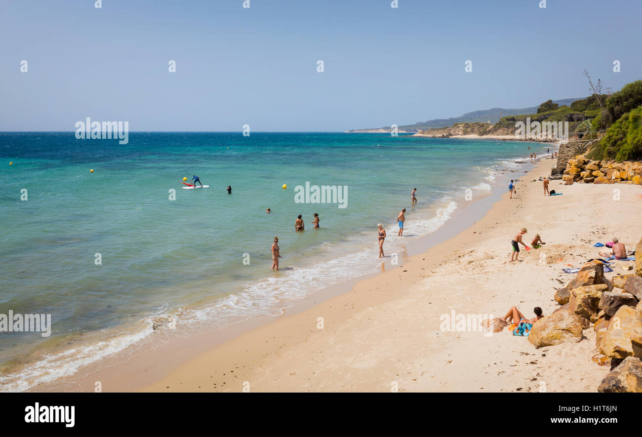 Tarifa, Costa De La Luz, Provinz Cadiz, Andalusien, Südspanien.  Sandstrand vor dem Hotel Hurricane. Stockfoto