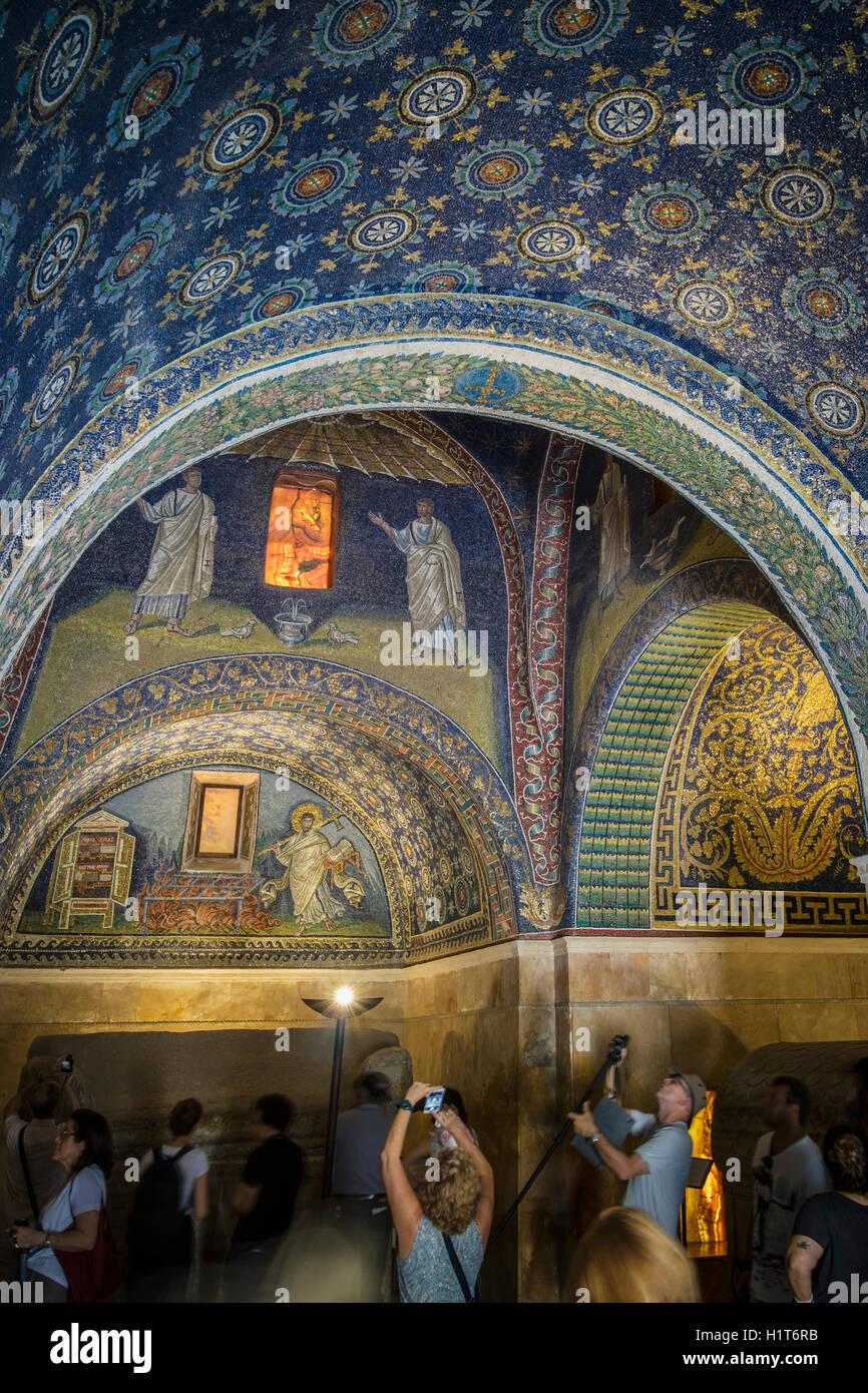 Ravenna, Provinz Ravenna, Italien. Innere des 5. Jahrhunderts Mausoleums, Mausoleo di Galla Galla. Mosaik des guten Hirten Stockfoto