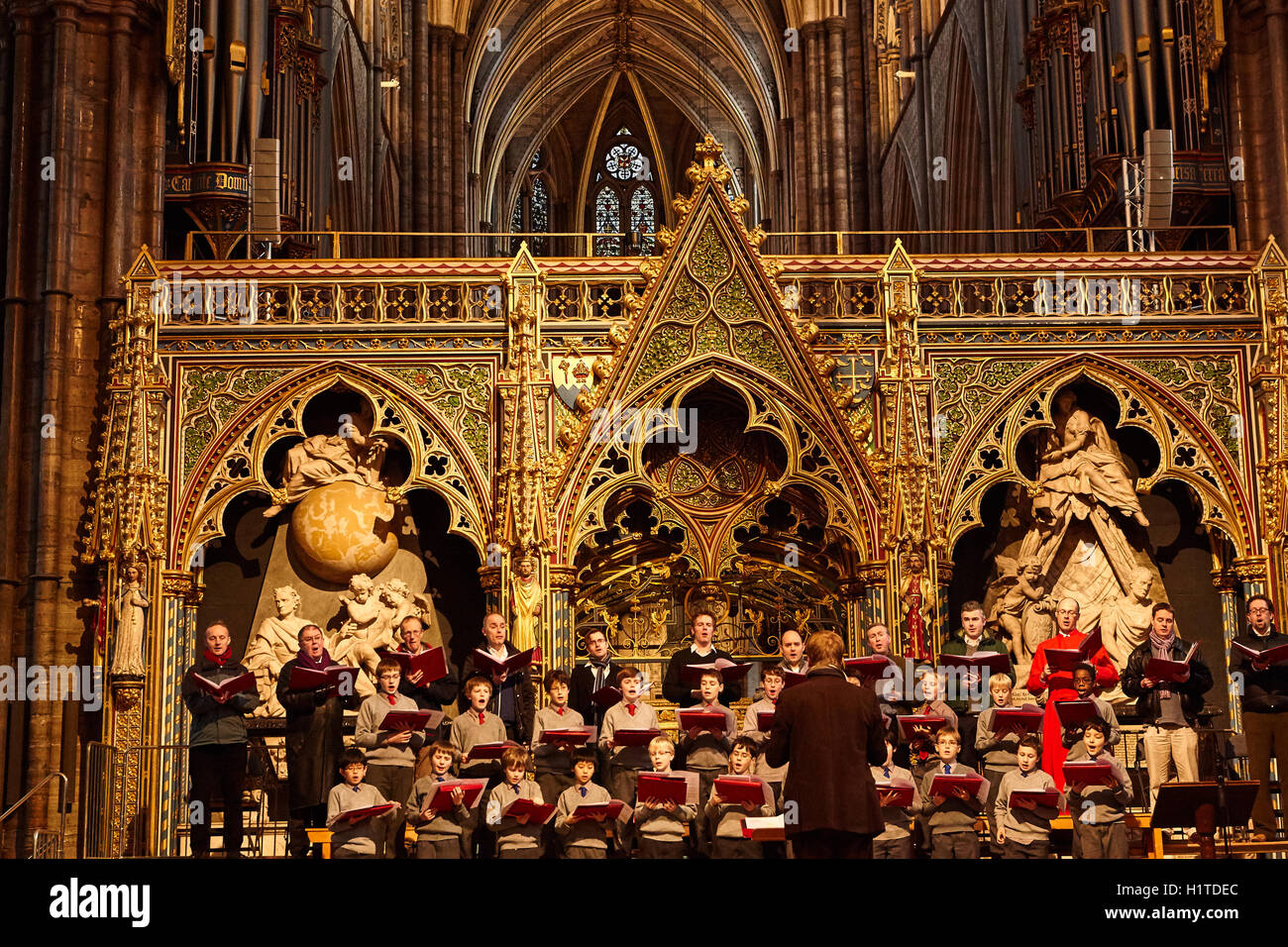 London.UK. Dezember 2010. Westminster Abbey, Chor von jungen und Erwachsenen Proben vor Weihnachten in der Westminster Abbey, Stockfoto