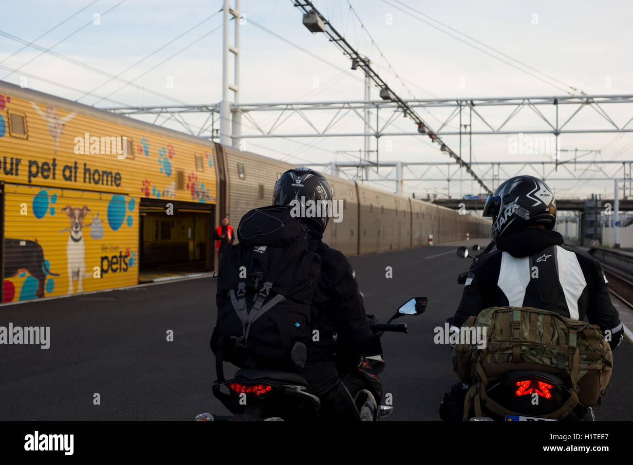 Zwei Motorräder warten an Bord Zug von Calais nach London. Stockfoto