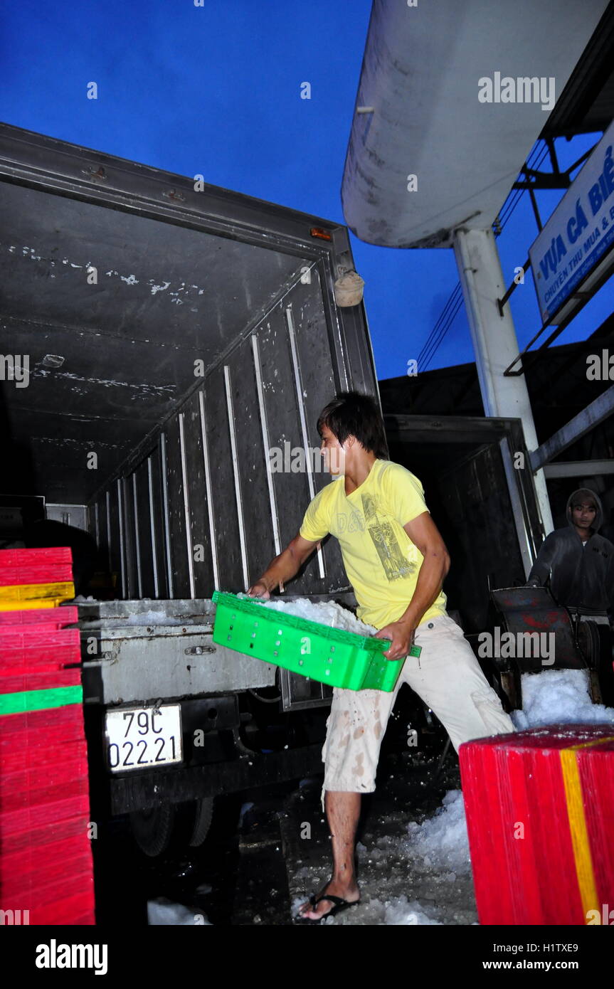 Nha Trang, Vietnam – 21. Februar 2013: Träger in der Hafenstadt Hon Ro sind Körbe mit Fischen auf den LKW auf einen lokalen Pr be- Stockfoto