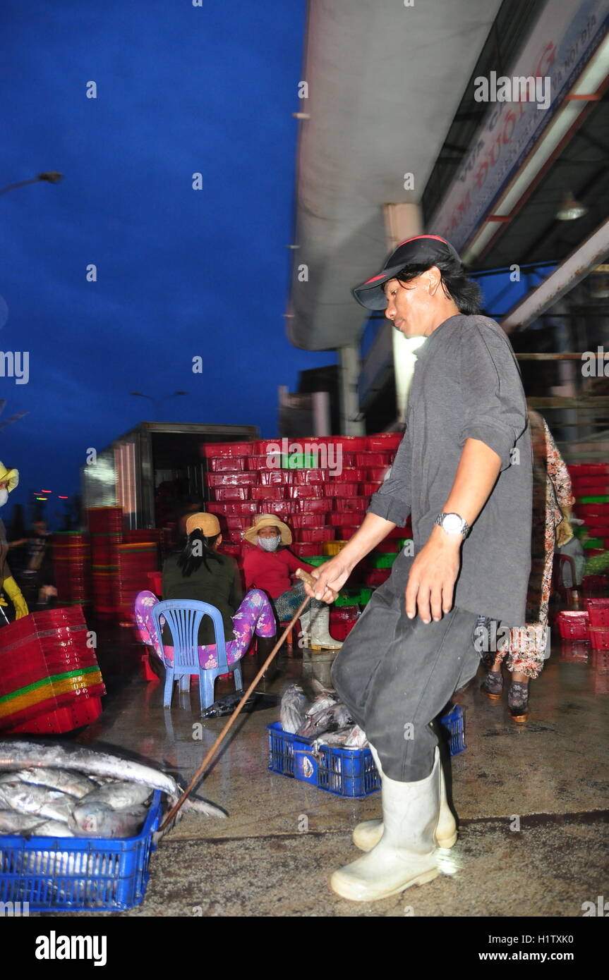 Nha Trang, Vietnam – 21. Februar 2013: Träger in der Hafenstadt Hon Ro sind Körbe mit Fischen auf den LKW auf einen lokalen Pr be- Stockfoto