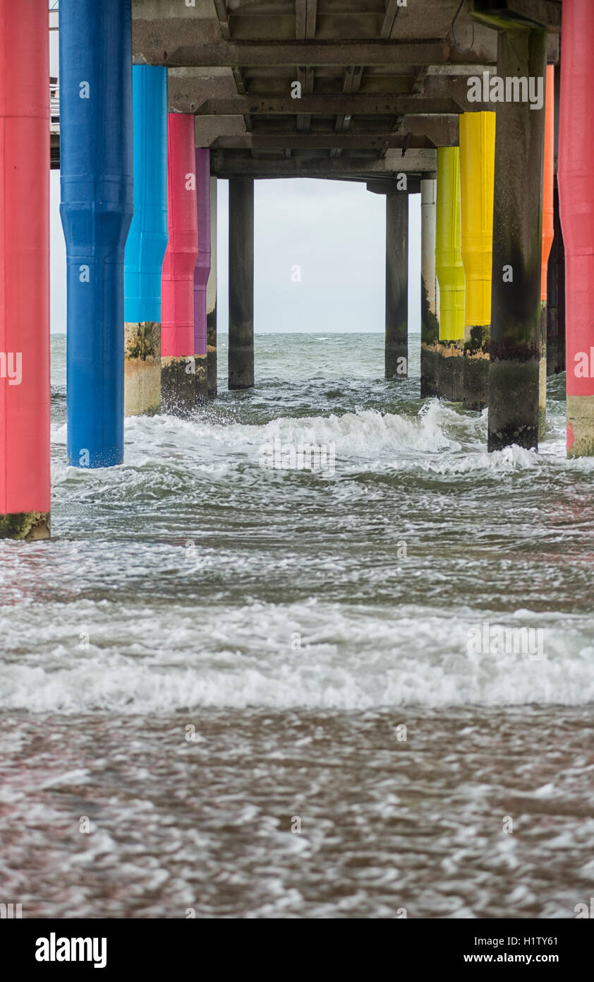 Die bunten Säulen von Scheveningen Pier in der Nähe von den Haag in den Niederlanden Stockfoto